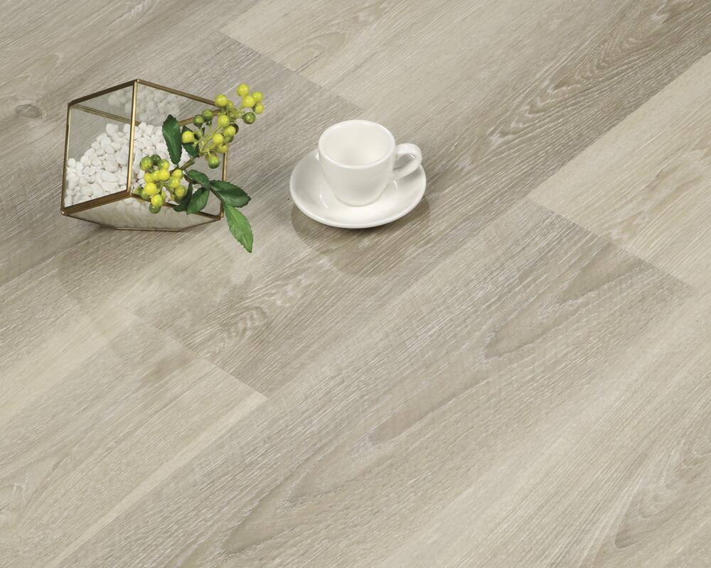 United Weavers Saratoga Blonde Oak 7.09" x 48.03" Floating Vinyl Plank Super Arbor